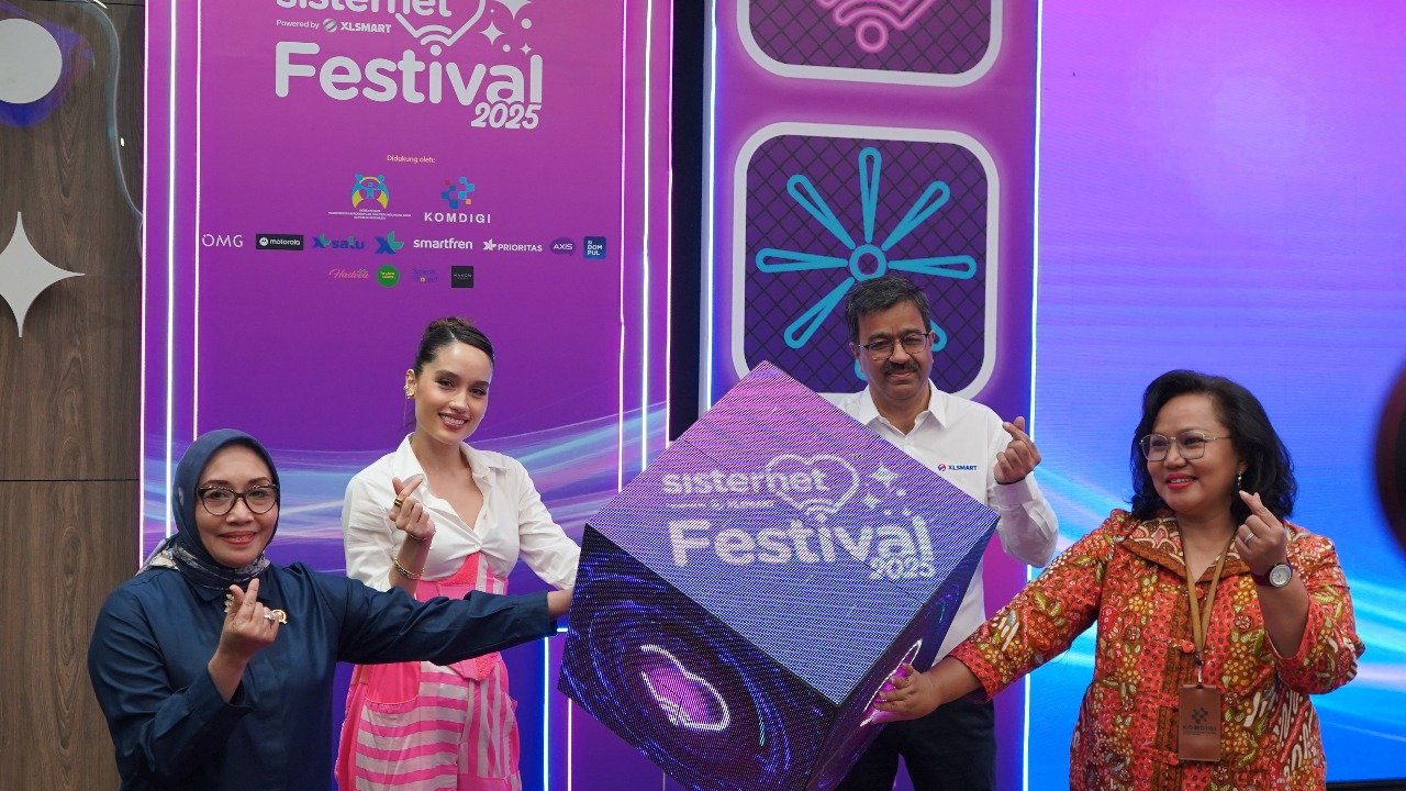 Menteri Pemberdayaan Perempuan & Perlindungan Anak Republik Indonesia, Arifah Choiri Fauzi (pertama kiri), Presiden Direktur & CEO XLSMART, Rajeev Sethi, (kedua dari kanan), Staf Ahli Bidang Komunikasi dan Media Massa Kementerian Komunikasi dan Digital (Komdigi), Molly Prabawaty (pertama kanan), dan Entertainer & Sociopreneur, Cinta Laura Kiehl (kedua dari kiri), pada pembukaan Sisternet Festival 2025 di XLSMART Tower Jakarta, Jumat, (17/10).