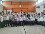 Foto bersama usai menggelar pertemuan silaturahmi dan tabayun di Aula Kantor Kemenag Pandeglang.