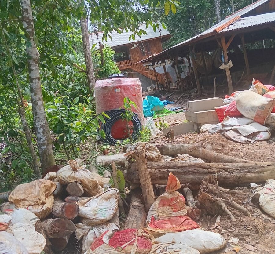 Salah satu lokasi penyimpanan bahan mentah emas di Desa Mangkualam, Kecamatan Ciamanggu, Kabupaten Pandeglang. Salah satu lokasi penyimpanan bahan mentah emas di Desa Mangkualam, Kecamatan Ciamanggu, Kabupaten Pandeglang.
