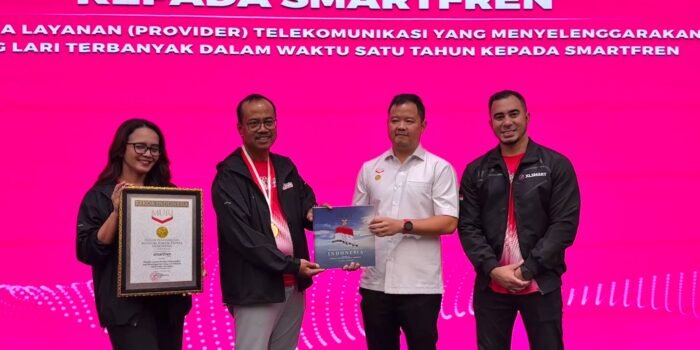 SMARTFREN berhasil mencatatkan rekor nasional sebagai : Penyedia Layanan Telekomunikasi yang menyelenggarakan ajang lari terbanyak dalam waktu satu tahun melalui program SMARTFREN Fun Run 2025 yang dilaksanakan di 22 kota di seluruh Indonesia dengan jumlah peserta lebih dari 15 ribu peserta dari berbagai usia dan latar belakang. SMARTFREN berhasil mencatatkan rekor nasional sebagai : Penyedia Layanan Telekomunikasi yang menyelenggarakan ajang lari terbanyak dalam waktu satu tahun melalui program SMARTFREN Fun Run 2025 yang dilaksanakan di 22 kota di seluruh Indonesia dengan jumlah peserta lebih dari 15 ribu peserta dari berbagai usia dan latar belakang.