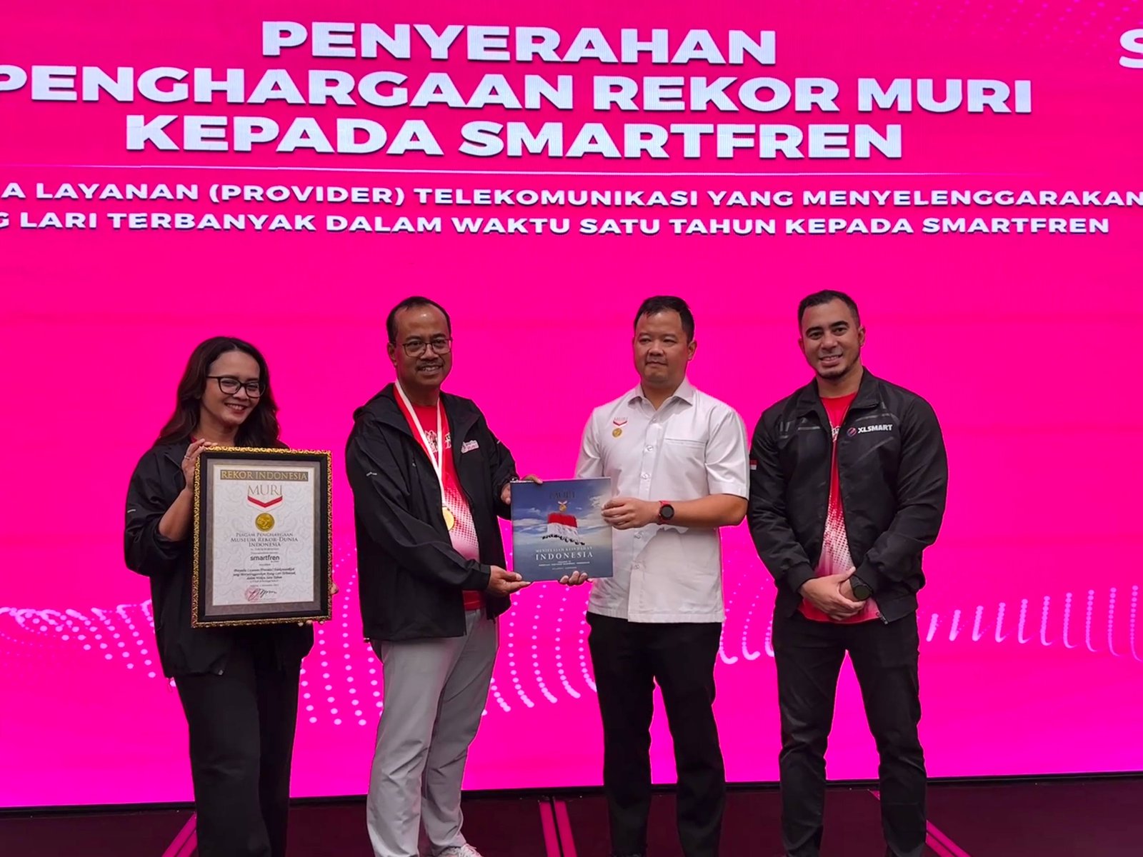 SMARTFREN berhasil mencatatkan rekor nasional sebagai : Penyedia Layanan Telekomunikasi yang menyelenggarakan ajang lari terbanyak dalam waktu satu tahun melalui program SMARTFREN Fun Run 2025 yang dilaksanakan di 22 kota di seluruh Indonesia dengan jumlah peserta lebih dari 15 ribu peserta dari berbagai usia dan latar belakang.
