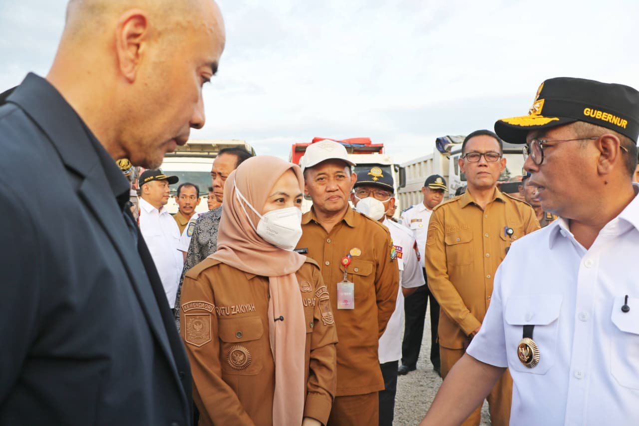 Bupati Serang Ragu Zakiyah bersama Kapolda Banten sssii8dak Teuk ODOL di ruas jalan Serdang--Bojomegara-Merak, Senin (3/11/2025).
