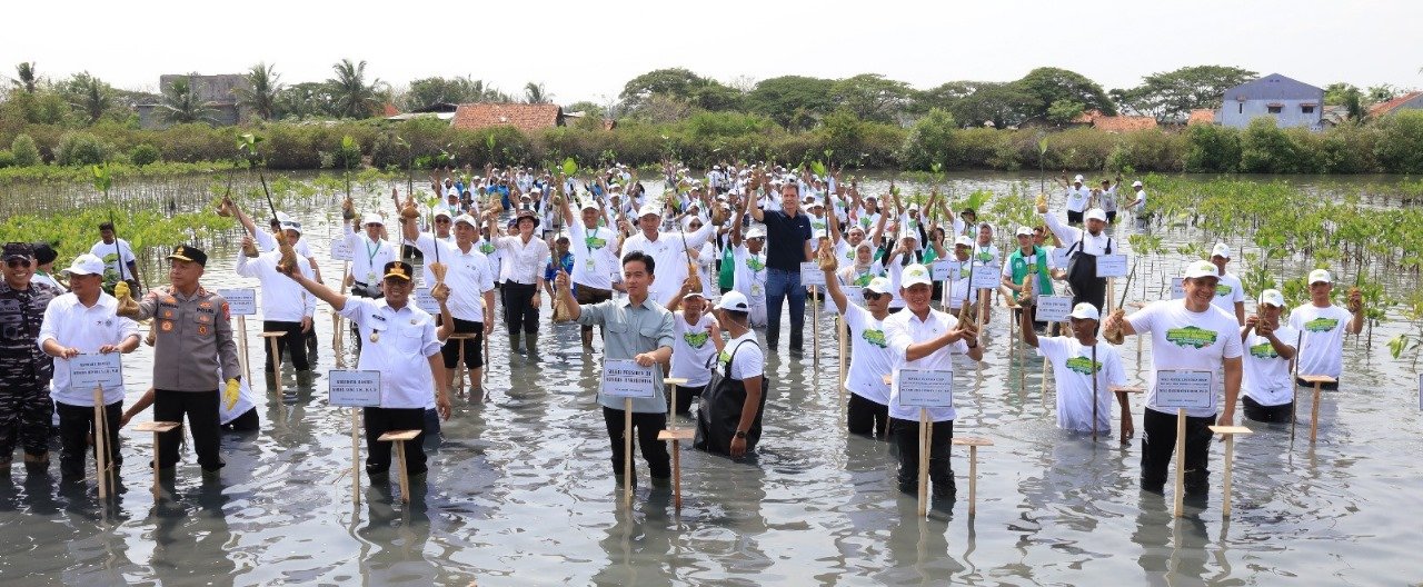 Wakil Presiden Republik Indonesia Gibran Rakabuming Raka bersama jajaran kementerian, pemerintah daerah, dan komunitas lingkungan melaksanakan kegiatan penanaman mangrove di kawasan Ketapang, Kabupaten Tangerang, Banten.