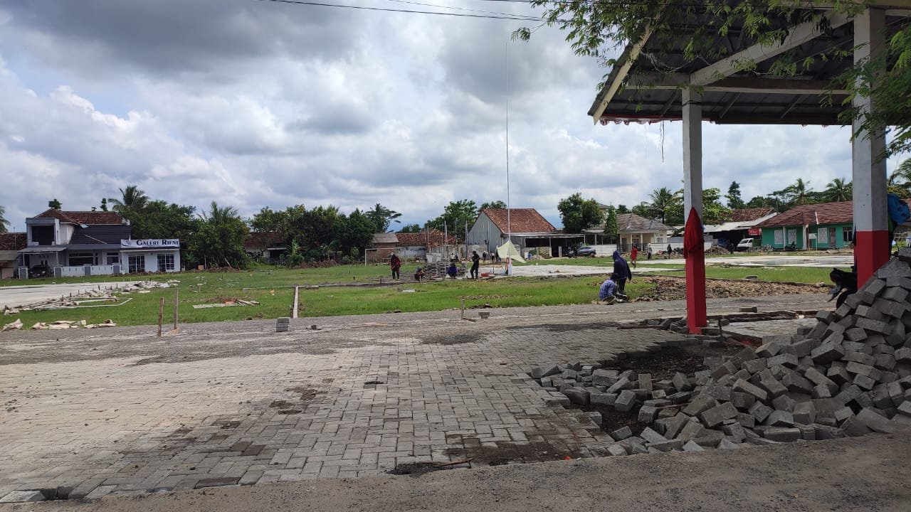 Aktivitas pekerja proyek di Alun-alun Desa Pagelaran, Kecamatan Pagelaran, Kabupaten Pandeglang - Banten