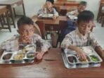 Para siswa di Pandeglang saat hendak menyantap Makanan Bergizi Gratis (MBG)