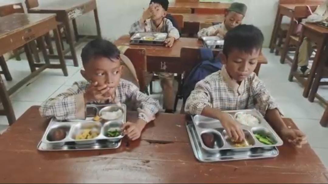 Para siswa di Pandeglang saat hendak menyantap Makanan Bergizi Gratis (MBG)