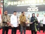 Direktur Perumdam Tirta Berkah Pandeglang, Euis Yuningsih saat menerima penghargaan juara umum Keterbukaan Informasi Publik tingkat Provinsi Banten, di Pendopo Gubernur Banten. Direktur Perumdam Tirta Berkah Pandeglang, Euis Yuningsih saat menerima penghargaan juara umum Keterbukaan Informasi Publik tingkat Provinsi Banten, di Pendopo Gubernur Banten.