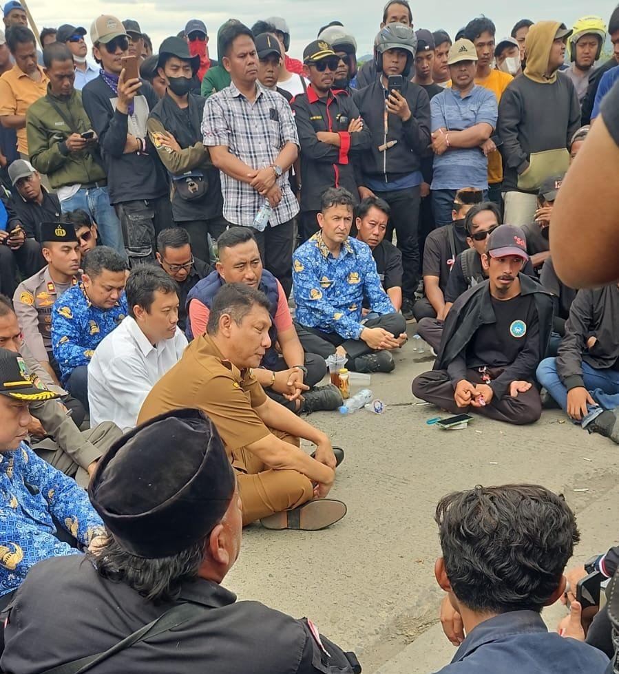Sekda Provinsi Banten Deden Apriandhi berdialog dengan pendemo, Senin (17/11/2025) siang.
