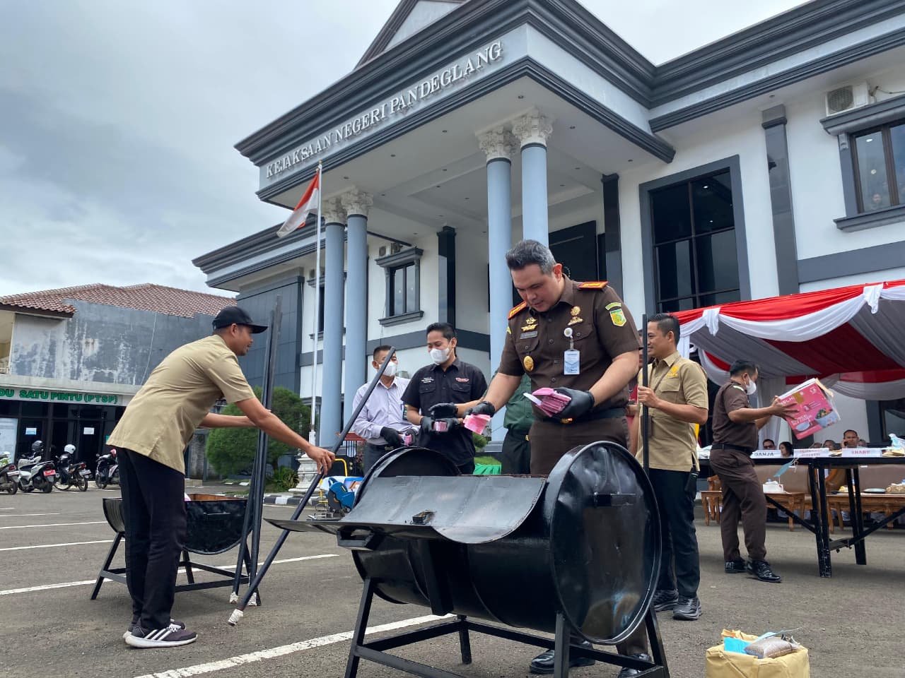 Kepala Kejaksaan Negeri (Kejari) Pandeglang, Surayadi Sembiring saat melakukan pemusnahan barang bukti di halam kantor Kejari Pandeglang. Kepala Kejaksaan Negeri (Kejari) Pandeglang, Surayadi Sembiring saat melakukan pemusnahan barang bukti di halam kantor Kejari Pandeglang.