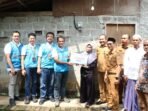 General Manager PLN UID Banten Mohammad Joharifin (empat dari kiri) menyerahkan secara simbolis bantuan sambungan listrik gratis kepada penerima manfaat, didampingi jajaran manajemen PLN UID Banten, Manager UP3 Serpong, serta perwakilan Pemerintah Desa Malangnengah.