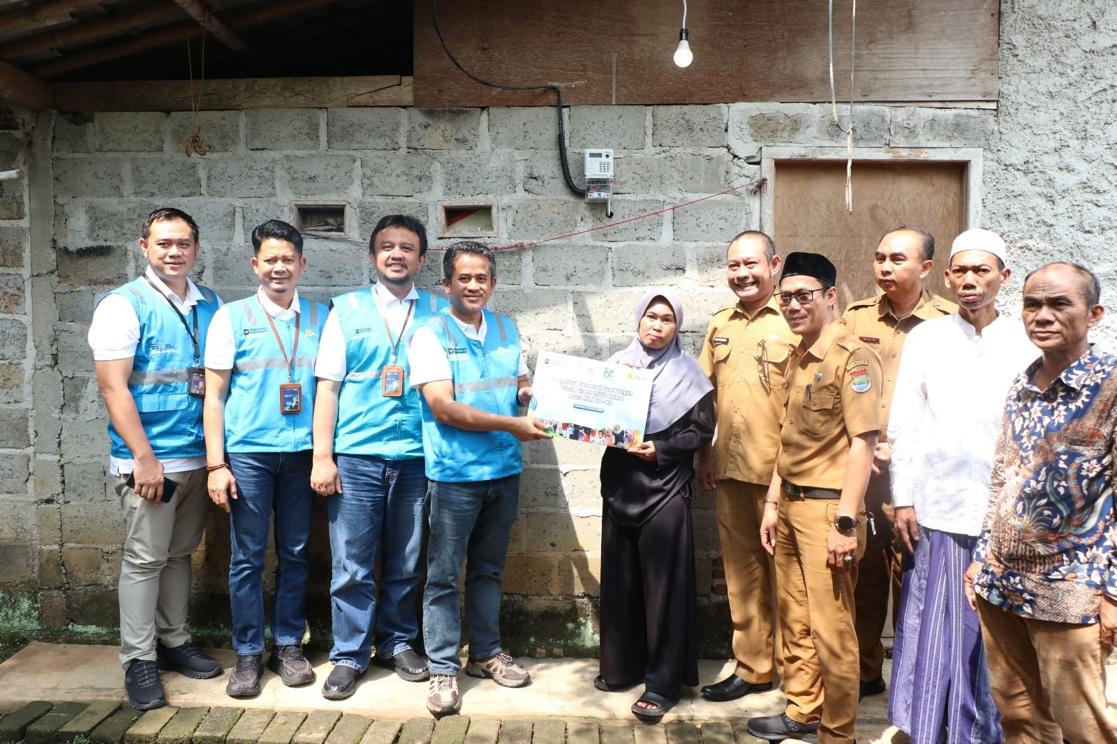 General Manager PLN UID Banten Mohammad Joharifin (empat dari kiri) menyerahkan secara simbolis bantuan sambungan listrik gratis kepada penerima manfaat, didampingi jajaran manajemen PLN UID Banten, Manager UP3 Serpong, serta perwakilan Pemerintah Desa Malangnengah. General Manager PLN UID Banten Mohammad Joharifin (empat dari kiri) menyerahkan secara simbolis bantuan sambungan listrik gratis kepada penerima manfaat, didampingi jajaran manajemen PLN UID Banten, Manager UP3 Serpong, serta perwakilan Pemerintah Desa Malangnengah.