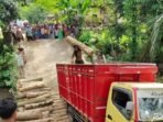 Jembatan penghubung di Desa Keramatjaya, Kecamatan Cimanggu ambruk saat di lintasi mobil truk pengangkut kayu gelondong.