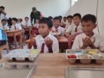 Para siswa di Pandeglang saat hendak menyantap Makan Bergizi Gratis (MBG). Para siswa di Pandeglang saat hendak menyantap Makan Bergizi Gratis (MBG).
