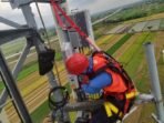 Teknisi sedang melakukan pemeliharaan base transceiver station (BTS) milik XLSMART yang berlokasi di sekitar tol poros Klaten - Boyolali, Ngawen, Kabupaten Klaten, Jawa Tengah, awal November 2025 yang lalu.