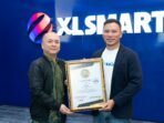 Direktur & Chief Strategy & Home Business Officer XLSMART, Feiruz Ikhwan (kanan) bersama dengan Group Head Home Business Management XLSMART, Julius Goeinawan (kiri) menerima penghargaan Customer Journey Experience Award 2025 untuk kategori Enjoying Internet Service Provider (Conventional).