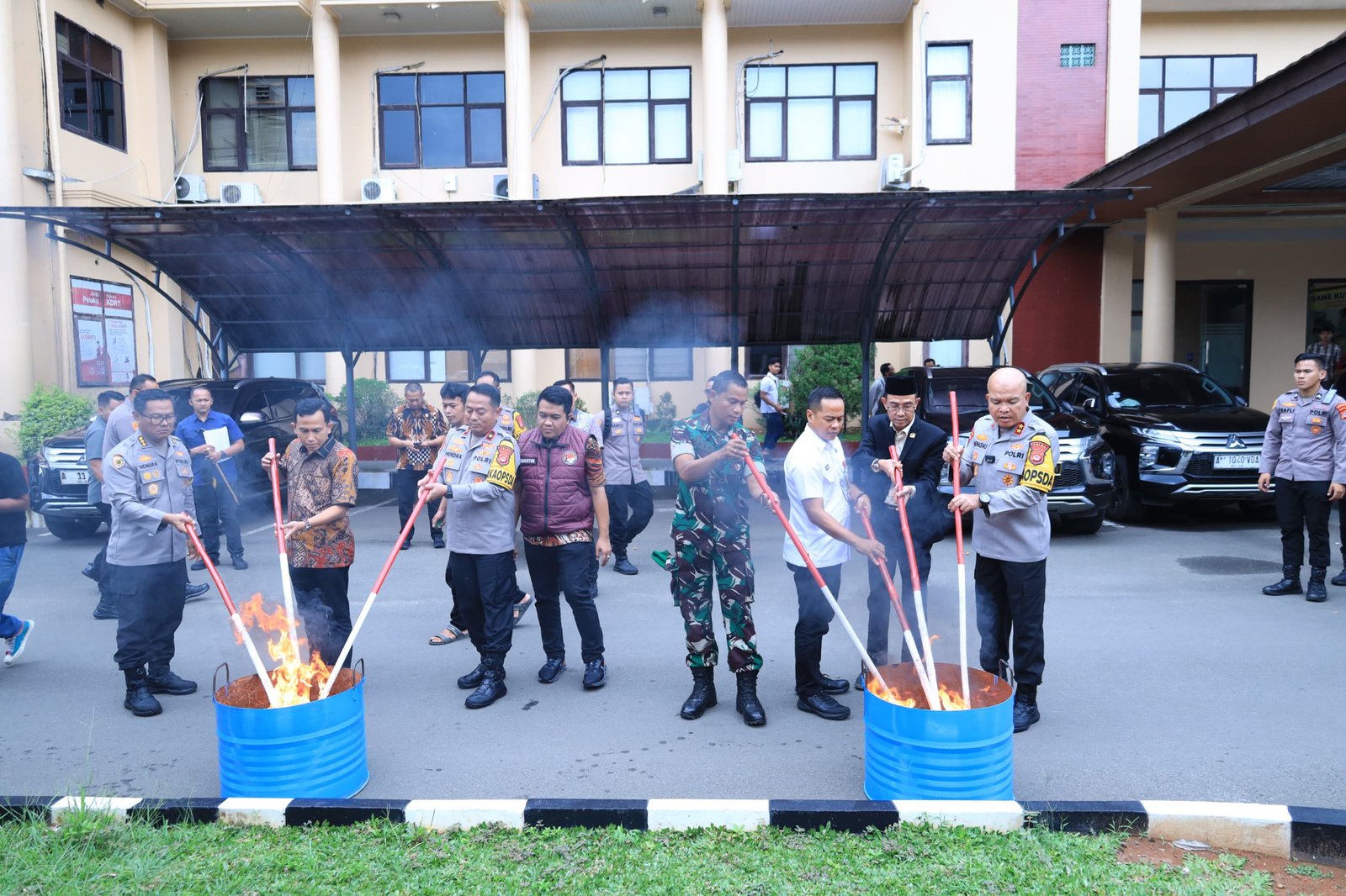 Kapolda Banten Irjen Pol Hengkybersama Forkopimda Banten memusnakan barang bukti kejahatan berupa narkoba, ganja, dan ribuan botol miras, Jumat (26/12/2025)