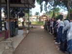 Masyarakat dan unsur Muspika Kecamatan Menes saat melakukan Selasa bersih di depan Kawedanaan Menes.