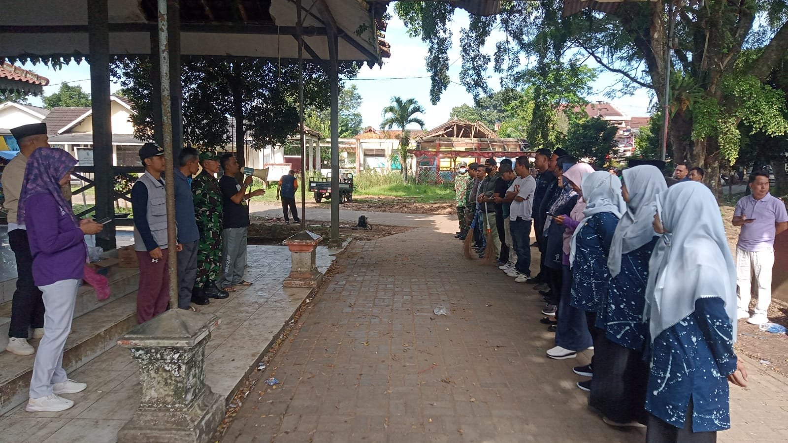 Masyarakat dan unsur Muspika Kecamatan Menes saat melakukan Selasa bersih di depan Kawedanaan Menes.