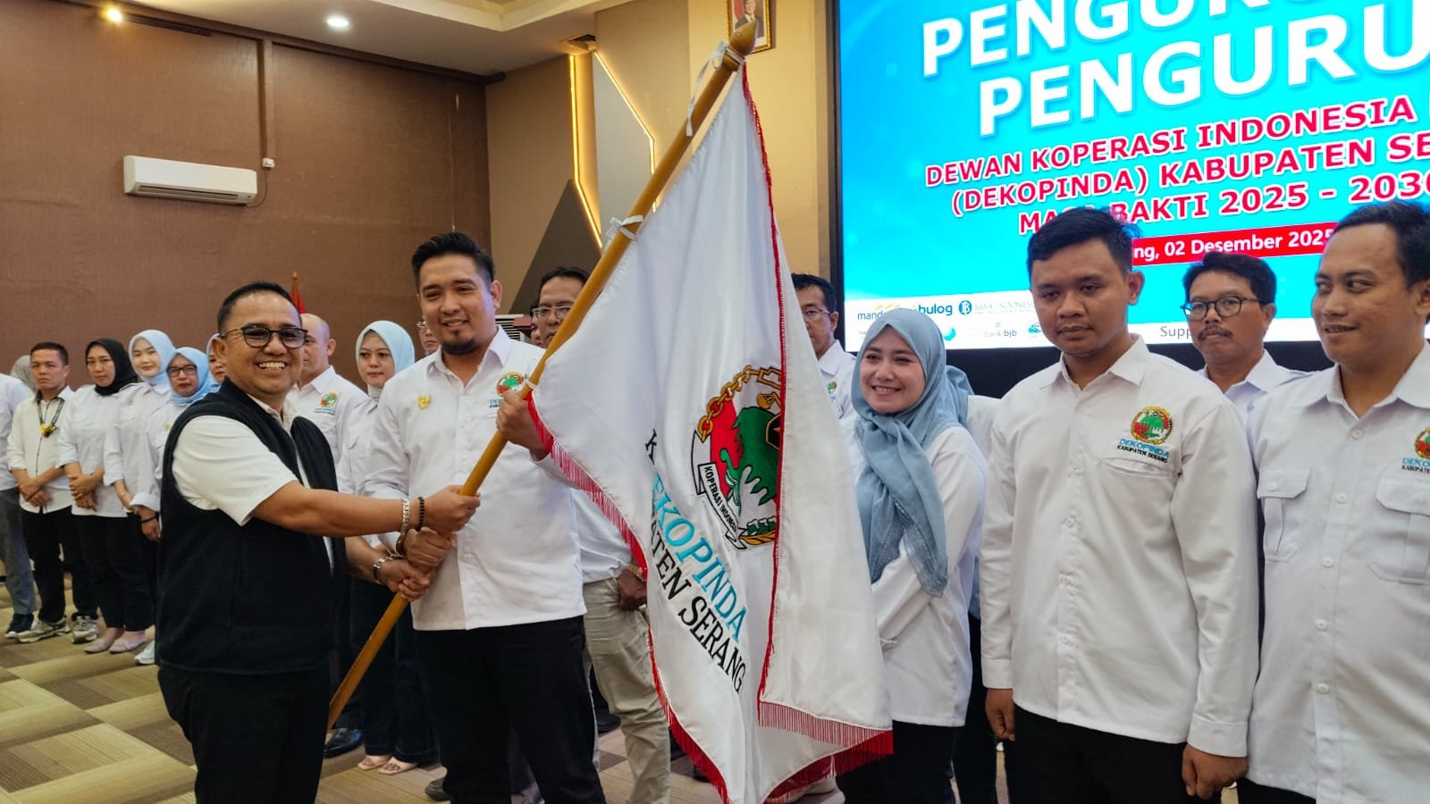Asep Rahmatullah melantik jajaran pengurus Dekopinda Kabupaten Serang, Selasa (2/12/2025).