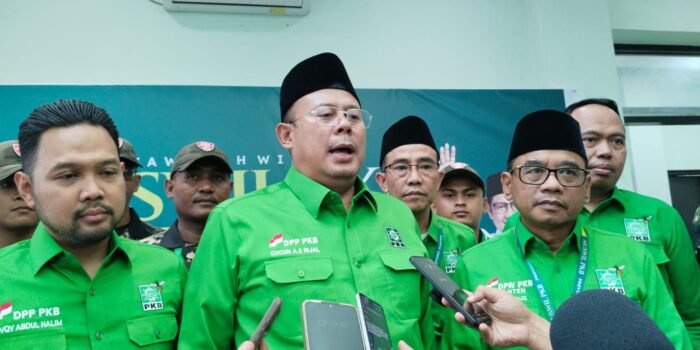 Wakil Ketua Umum DPP PKB, Cucun Ahmad Syamsurijal (tengah) usai menghadiri Muswil PKB Banten,Rabu (3/12/2025).