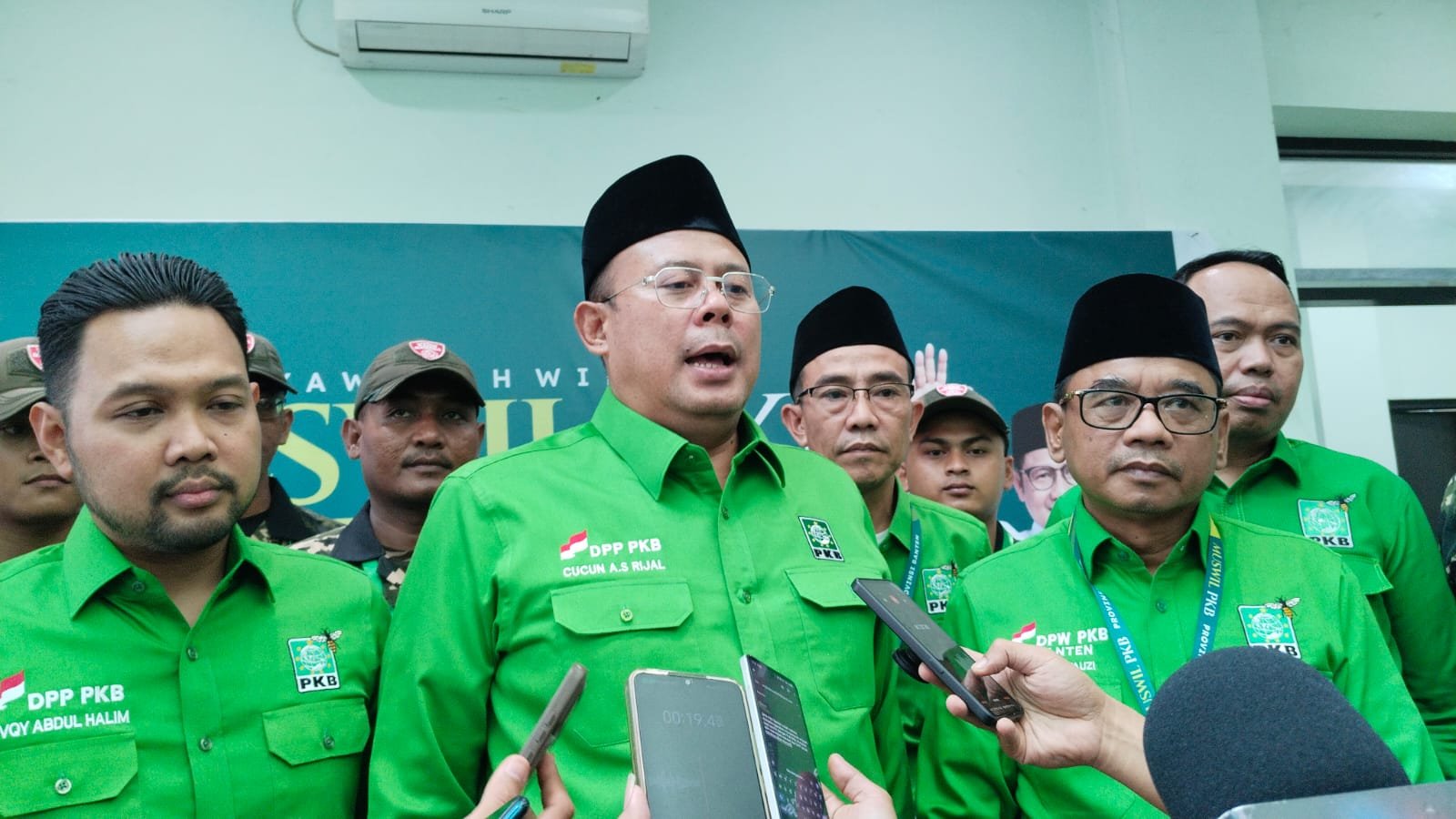 Wakil Ketua Umum DPP PKB, Cucun Ahmad Syamsurijal (tengah) usai menghadiri Muswil PKB Banten,Rabu (3/12/2025).