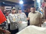 Satgas Pangan Polres Pandeglang saat sidak harga bahan pokok di Pasar Badak, Pandeglang.