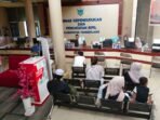Aktivasi warga saat antri di Kantor Disdukcapil Kabupaten Pandeglang.