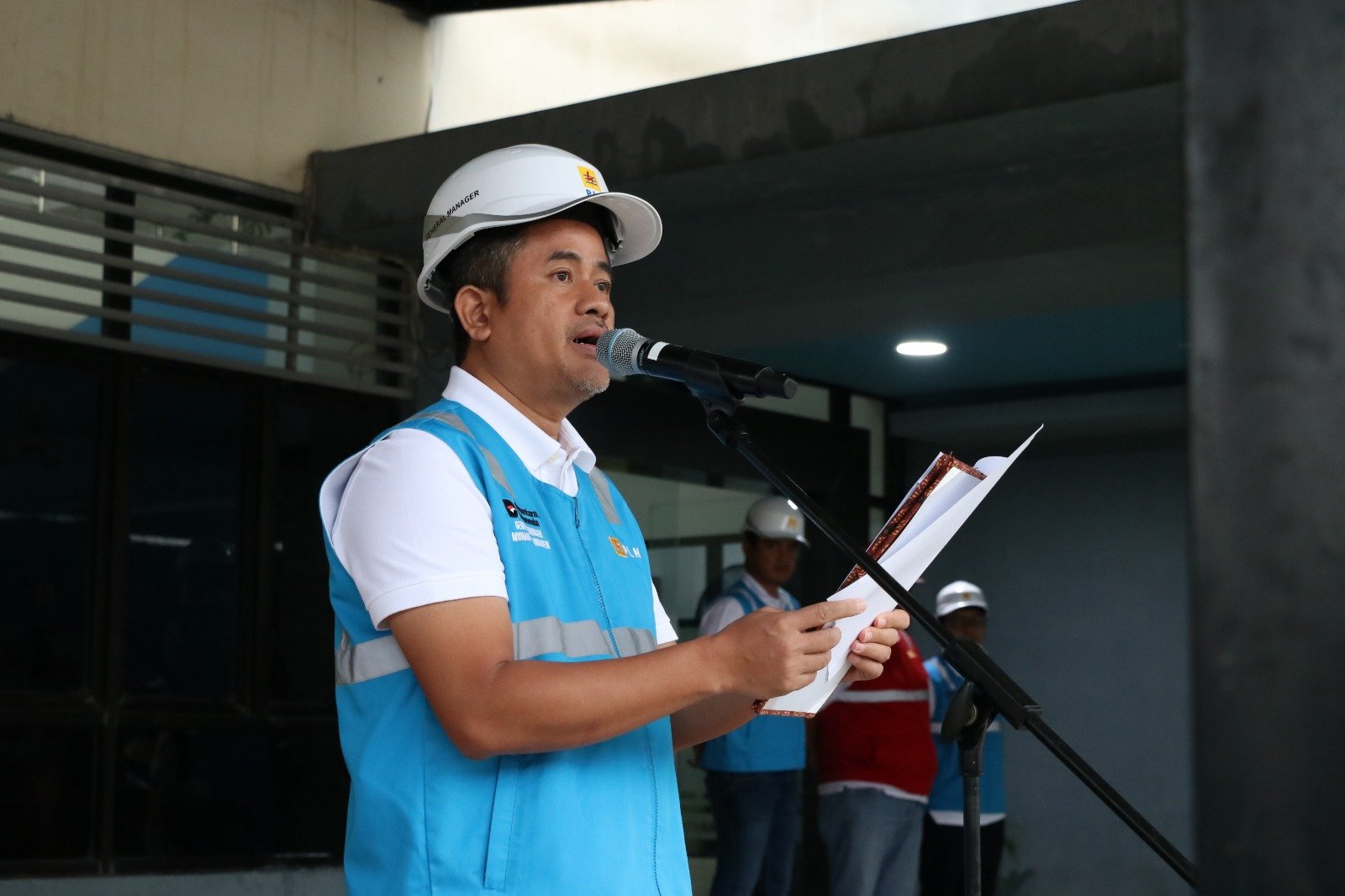 General Manager PT PLN (Persero) UID Banten, Muhammad Joharifin, menyampaikan amanat Bulan K3 Nasional 2026. Di tengah hujan, pesan keselamatan ditegaskan sebagai komitmen yang tidak pernah surut: bekerja dengan disiplin, pulang dengan selamat. General Manager PT PLN (Persero) UID Banten, Muhammad Joharifin, menyampaikan amanat Bulan K3 Nasional 2026. Di tengah hujan, pesan keselamatan ditegaskan sebagai komitmen yang tidak pernah surut: bekerja dengan disiplin, pulang dengan selamat.