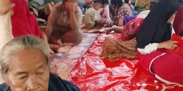 Warga di Kecamatan Patia Kabupaten Pandeglang mulai mengungsi di Mushola.