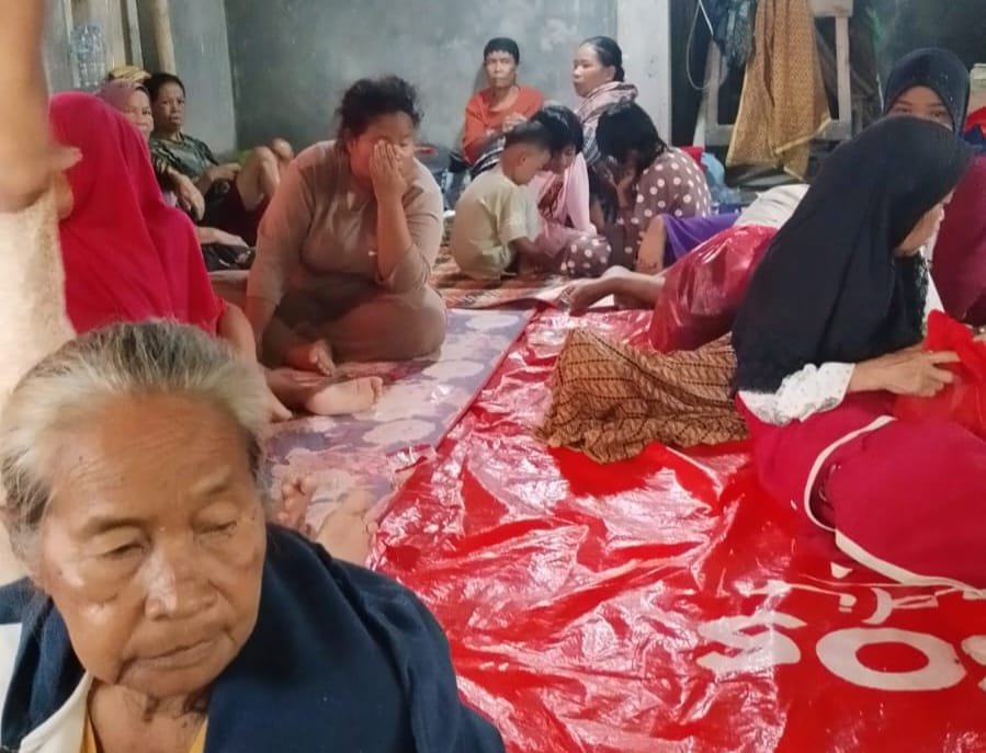 Warga di Kecamatan Patia Kabupaten Pandeglang mulai mengungsi di Mushola.