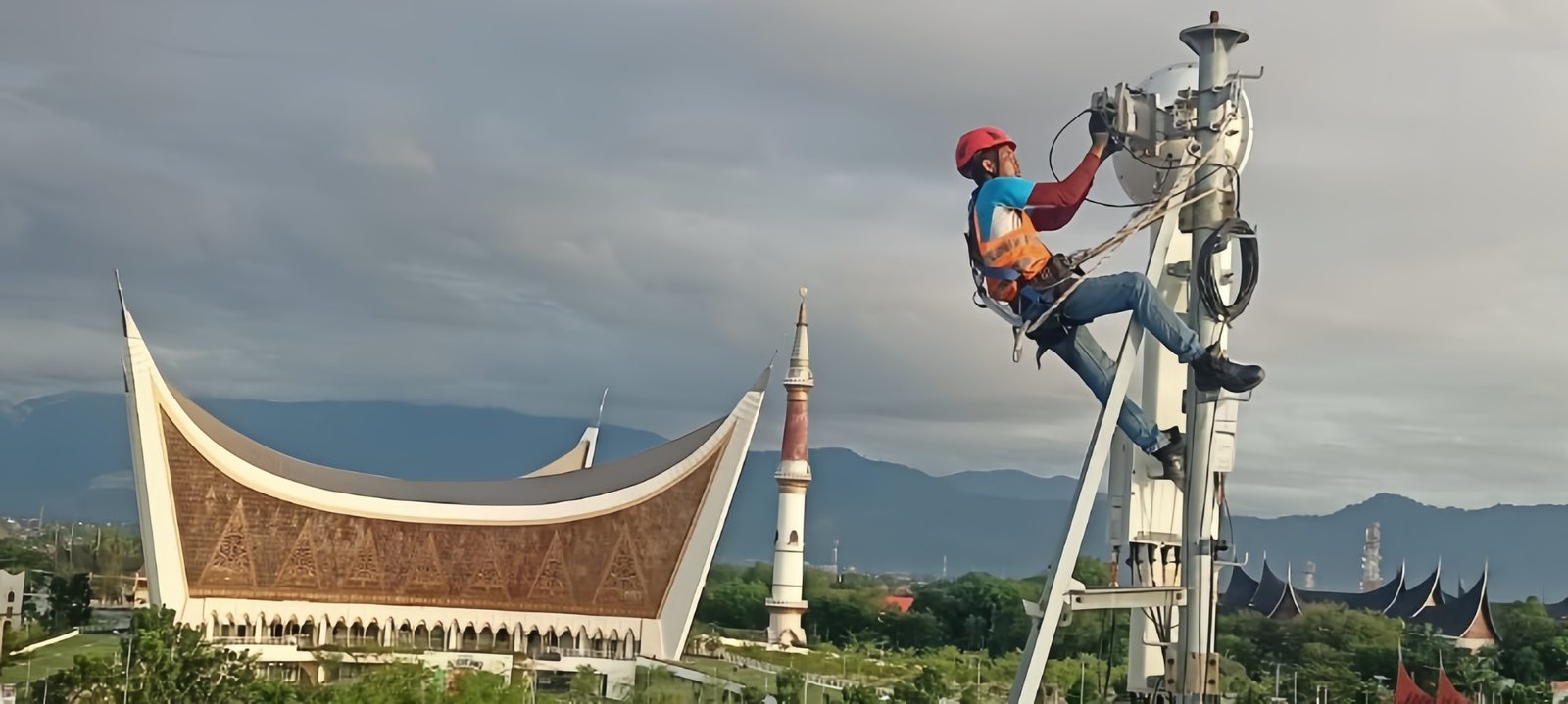 BTS Sumbar : Teknisi jaringan XLSMART sedang melakukan pemeliharaan di atas menara BTS yang berada di Padang, Sumatera Barat beberapa waktu lalu. XLSMART berhasil mengawal dan melayani lonjakan kebutuhan data pelanggan sepanjang liburan Natal dan Tahun Baru 2026 (Nataru). Dari monitoring antara 24 Desember 2025 hingga 4 Januari 2026, rata-rata trafik layanan pada periode Nataru meningkat sebesar 12%