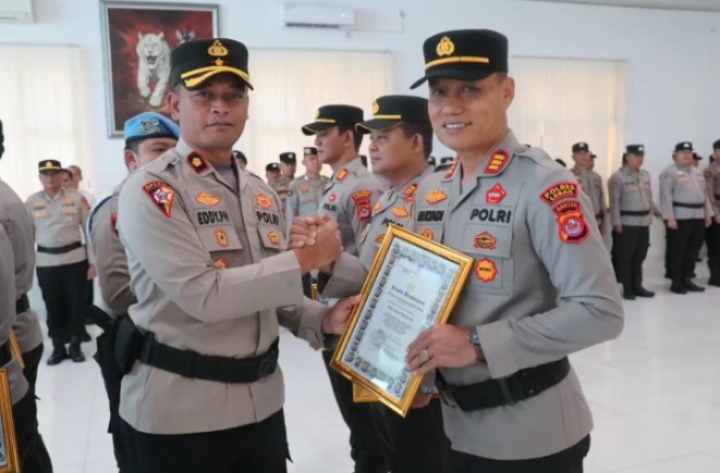 Kapolsek Cikulur, AKP Mulyadi saat menerima penghargaan