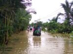 Aktivitas ojek tosa mengangkut penumpang saat banjir merendam jalan di Pagelaran.