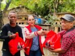 Anggota Fraksi PDI-P DPRD Provinsi Banten Nia Purnama Sari memberikan bantuan sembako kepada salah satu korban banjir, Kota Serang, Kamis (15/1/2026).