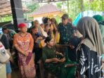 Dandim 0601 Pandeglang, Letkol Inf Afri Swandi Ritonga saat meninjau warga di posko kesehatan.