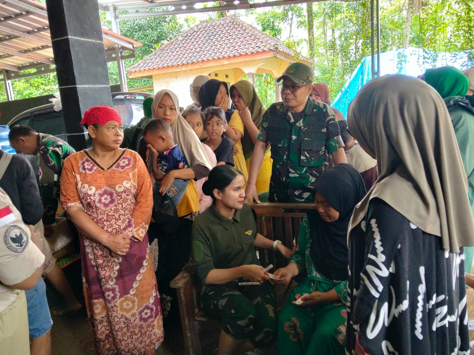 Dandim 0601 Pandeglang, Letkol Inf Afri Swandi Ritonga saat meninjau warga di posko kesehatan.