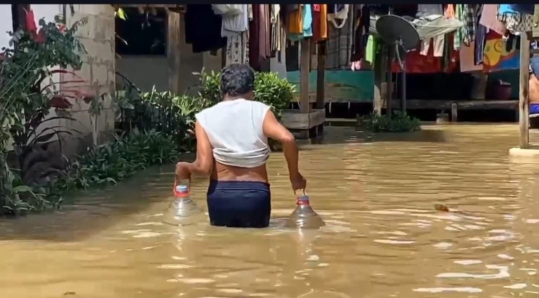 Aktivitas warga Desa Surianeun, Kecamatan Patia, Kabupaten Pandeglang saat mengambil air bersih.