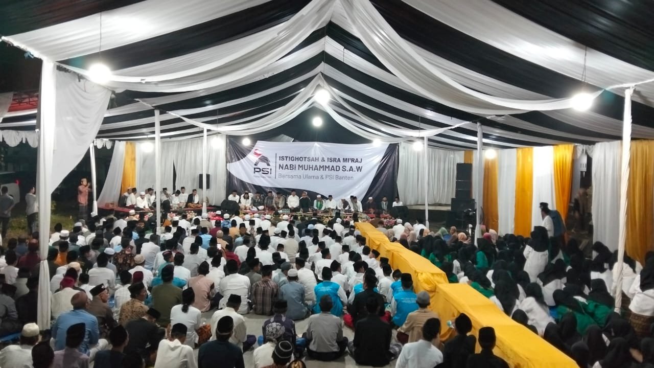 Caption: Suasana istighosah dan doa bersama peringatan Isra Mi’raj Nabi Muhammad SAW yang digelar DPW PSI Provinsi Banten bersama para ulama dan ribuan santri di Pondok Pesantren Fathul Ma’ani, Kecamatan Menes, Kabupaten Pandeglang.
