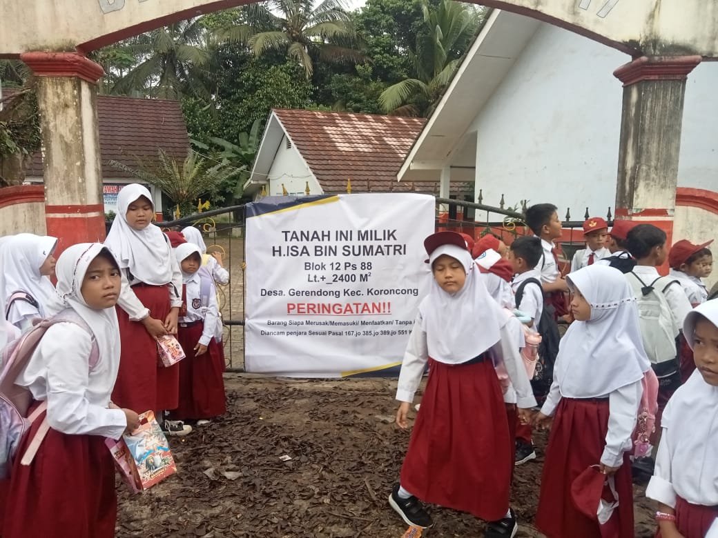 Caption : SDN 1 Gerendong,Kecamatan Koroncong, Kabupaten Pandeglang yang di segel ahli waris.