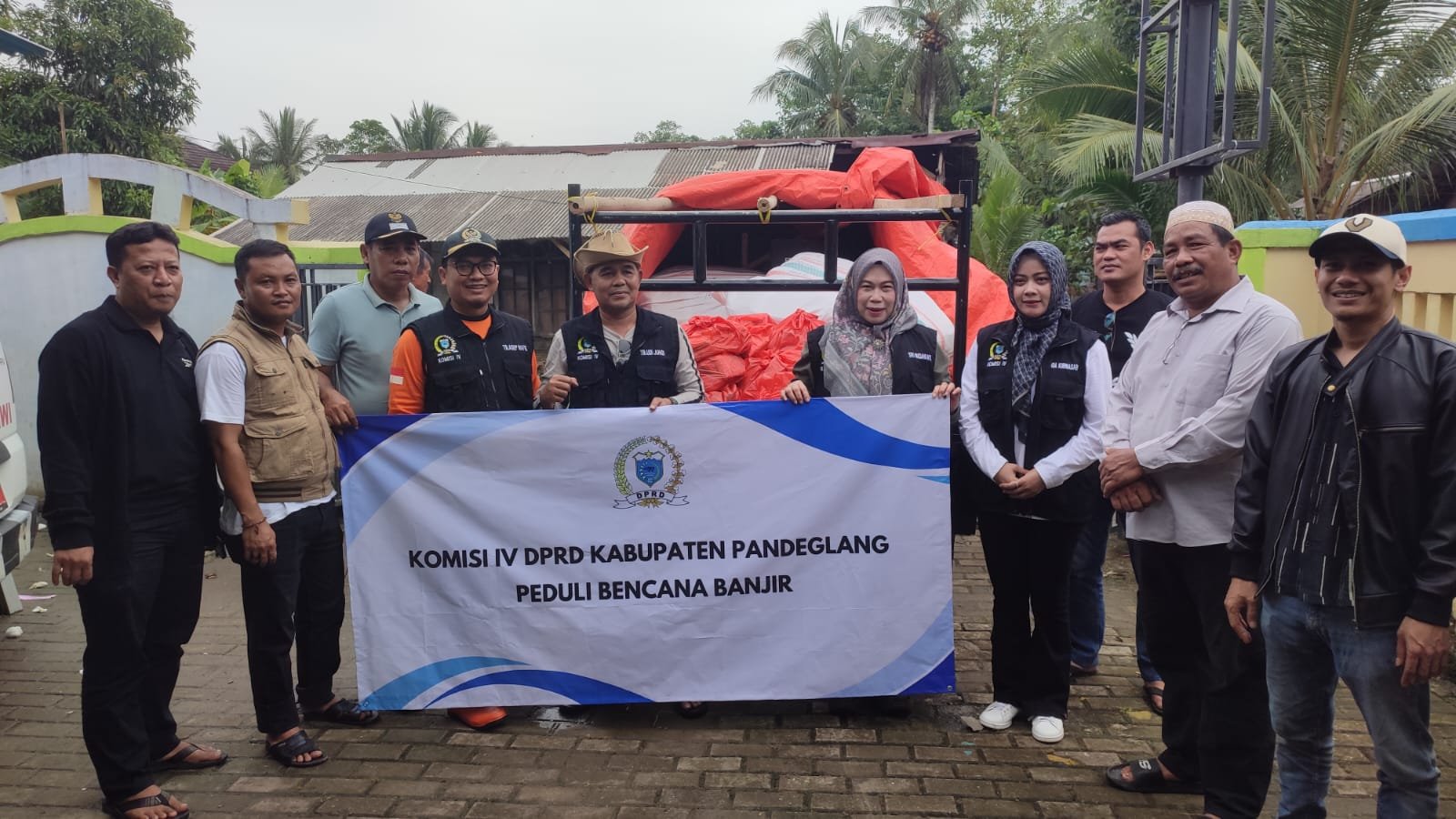 Jajaran Komisi IV DPRD Pandeglang saat menyerahkan bantuan untuk korban banjir di Kecamatan Patia.