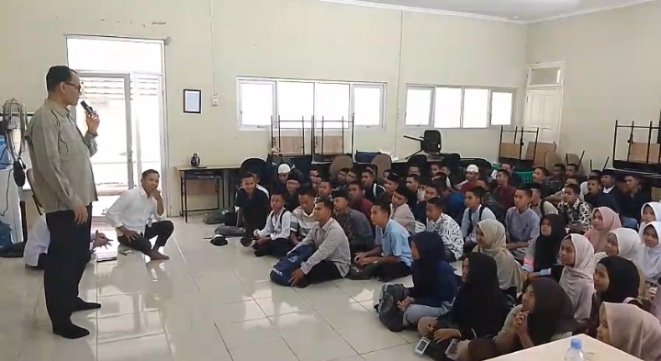 Caption: Plt Kepala Bapperida Lebak saat berdialog dengan Siswa Sekolah Rakyat Menengah Atas