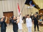 Ketua DPW 234 SC tovinso Banten Kian Maulana mengibarkan bendera usai dilantik, Jumat (23/1/2026). Ketua DPW 234 SC tovinso Banten Kian Maulana mengibarkan bendera usai dilantik, Jumat (23/1/2026).