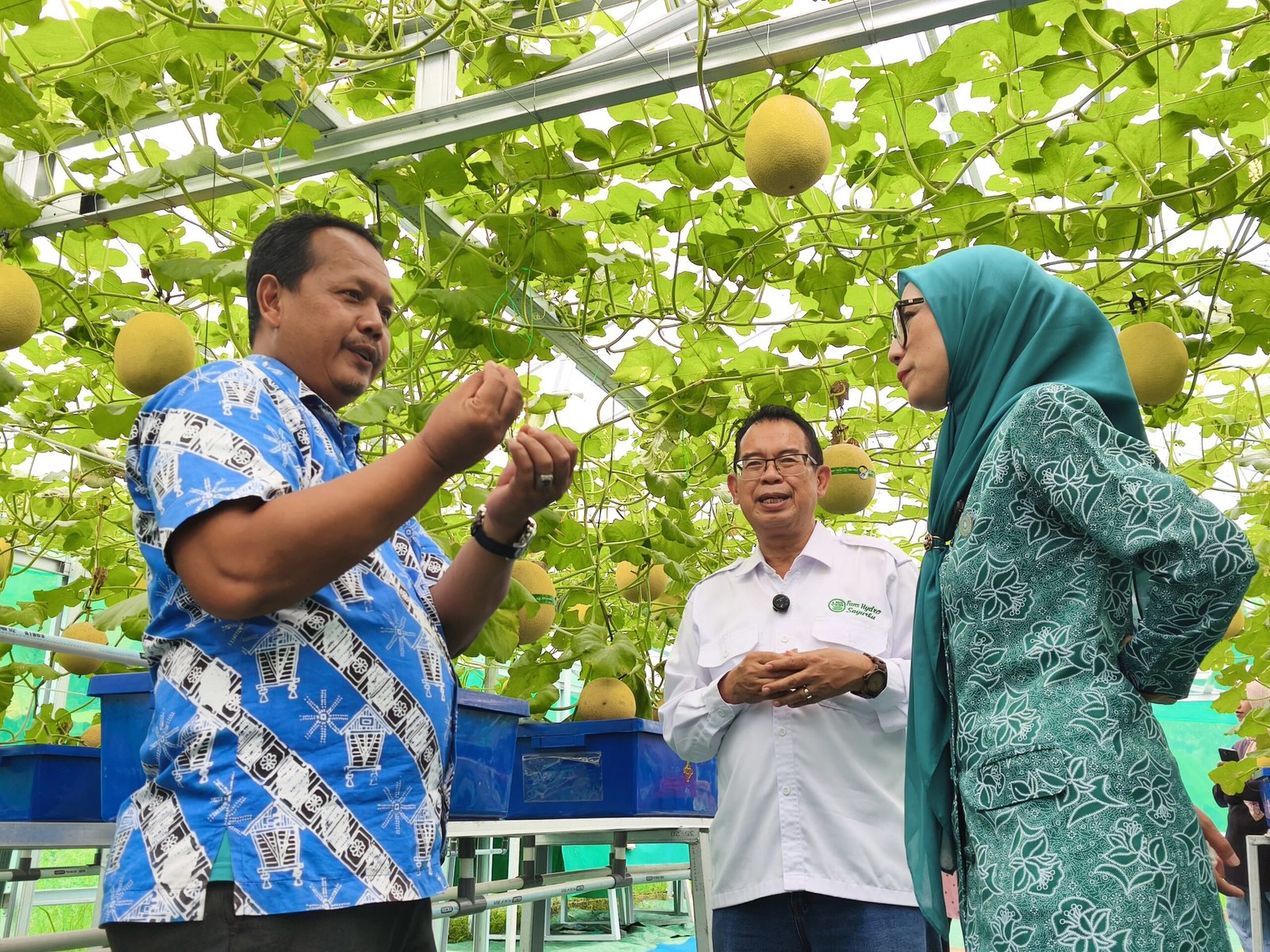 Caption: Kades Sumurbandung saat berdialog dengan Ketua TP PKK Lebak