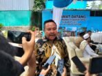 Caption : Pemilik Dapur MBG Berbasis Ekosistem, Haji Mulyadi saat di wawancarai awak media.