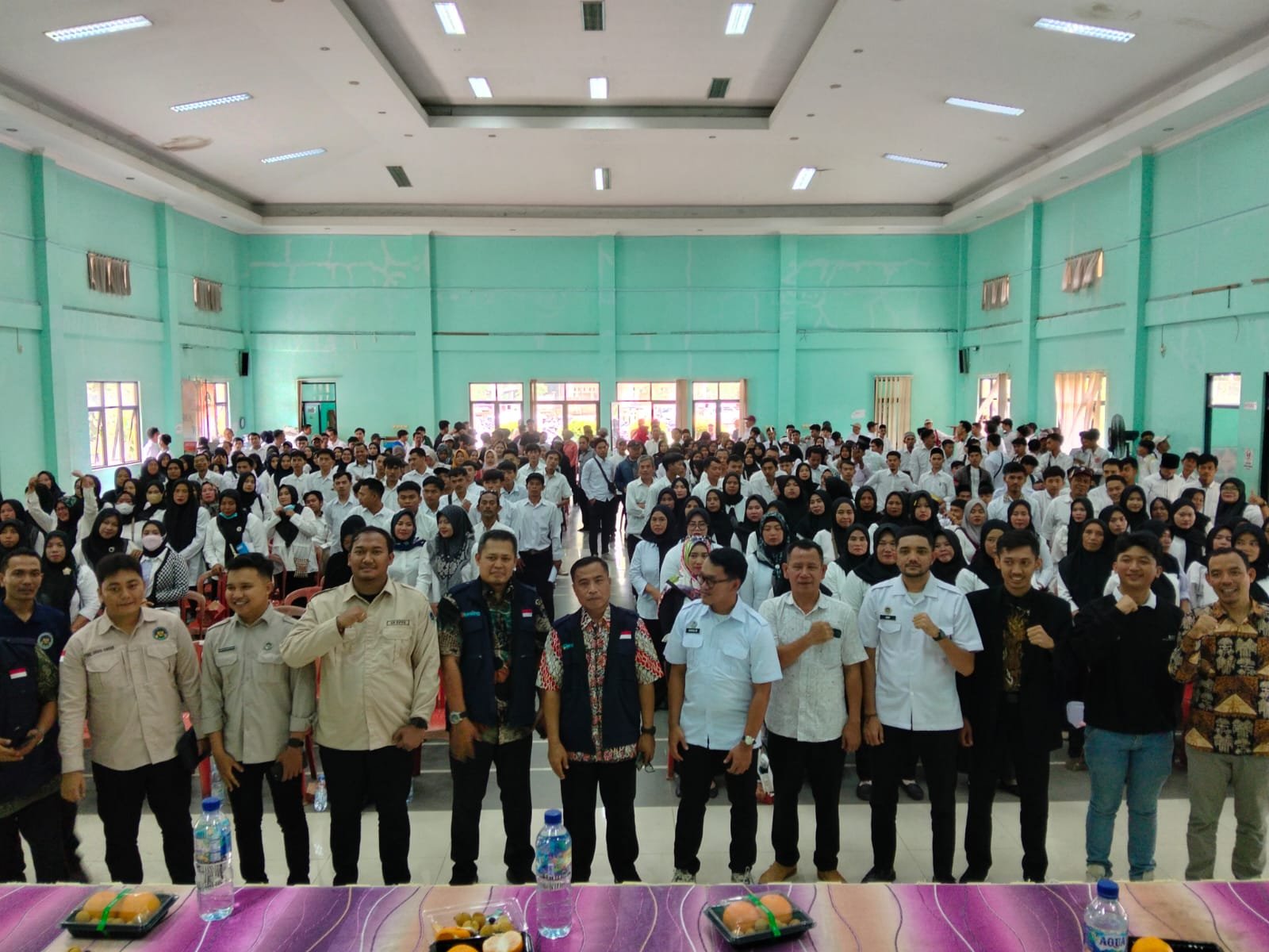 Caption : Ratusan relawan MBG saat ikut pelantikan penjamah makanan di Kecamatan Cikedal Kabupaten Pandeglang.