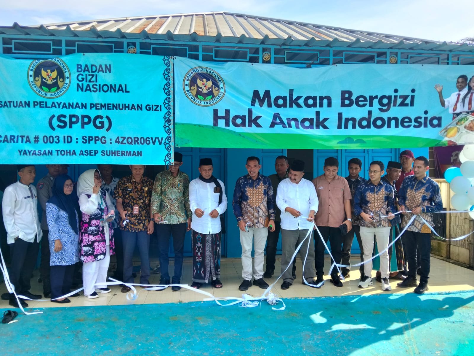 Caption : Pimpinan Yayasan Toha Asep Suherman dan Muspika Kecamatan Carita saat gunting pita di acara grand launching SPPG Carita Punya Cerita.
