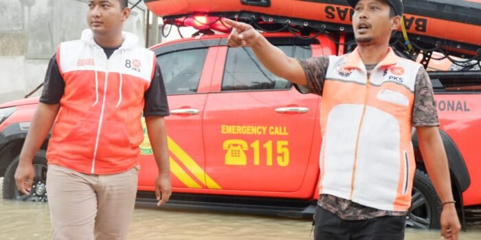 PKS kota serang ; Yusuf, tim Satgas Bencana PKS Kota Serang (kiri) memantau lokasi bencana di Kecamatan Cipocok, Selasa (13/1/2026) pagi.