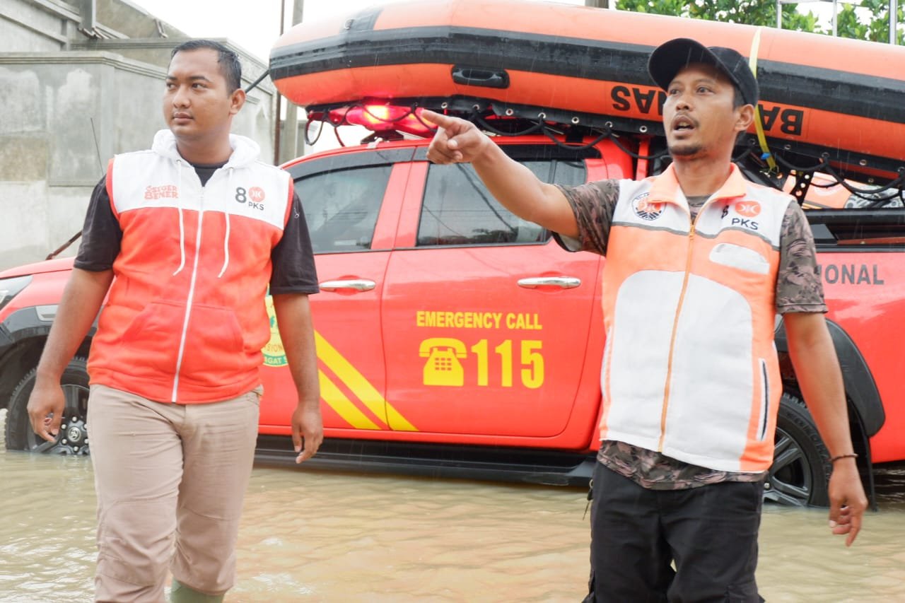 PKS kota serang ; Yusuf, tim Satgas Bencana PKS Kota Serang (kiri) memantau lokasi bencana di Kecamatan Cipocok, Selasa (13/1/2026) pagi.