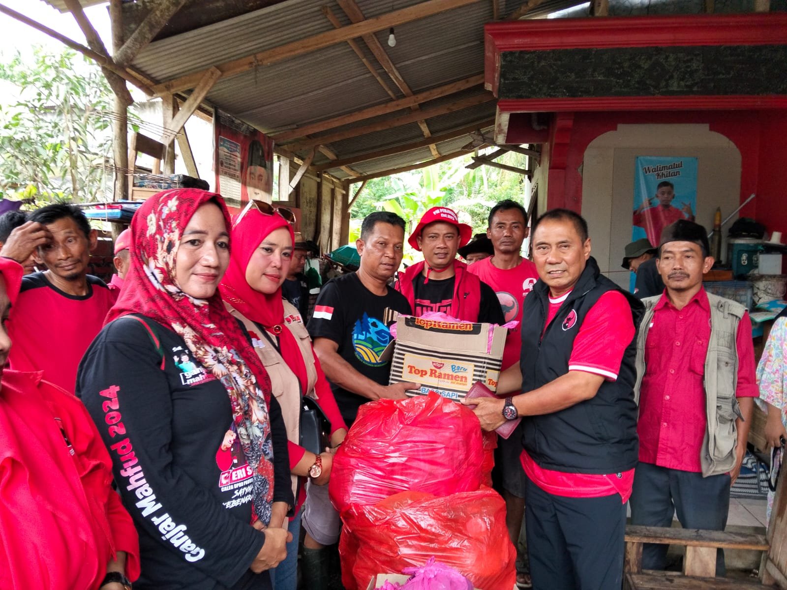 Jajaran DPC PDI Perjuangan Pandeglang saat menyerahkan ratusan paket sembako untuk korban banjir.