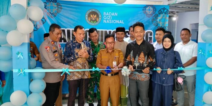 Caption : Kepala DPMPD Kabupaten Pandeglang, Muslim Taufik, saat meresmikan SPPG Paniis Punya Rasa di Desa Jiput, Kecamatan Jiput, Kabupaten Pandeglang.